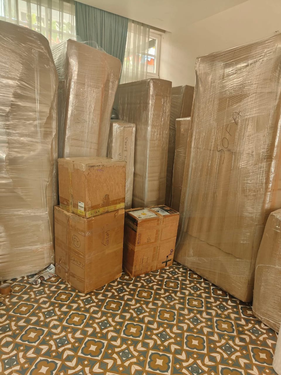 Moving truck with professional unloading service in Patna